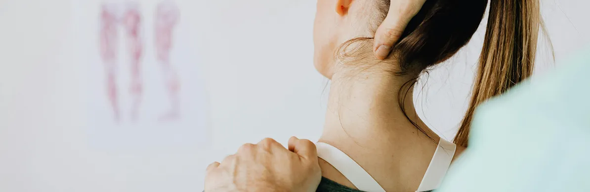 Manouver in the neck of a woman by a chiropractor